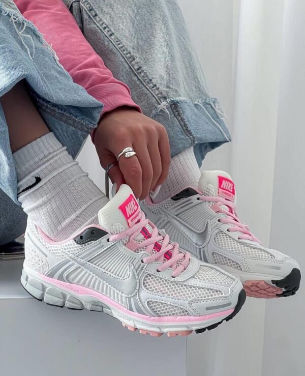 Nike Vomero - Pink - Image 2