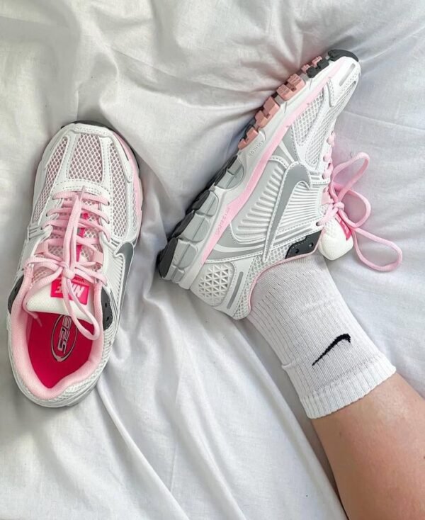 Nike Vomero - Pink - Image 3